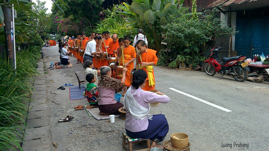 ceremonie-de-l-aumone-Tak-bat-Luang-prabang-1-870